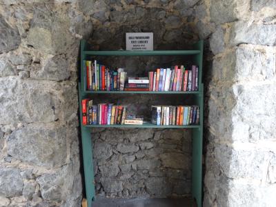 Ich habe diese kleine Tauschbibliothek unter einer winzigen Brücke gefunden. Super Idee! // I found this little exchange library under a tiny bridge. Really good idea!